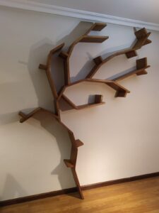 Estante árbol de madera maciza fabricado a medida en ebanistería artesanal en Gijón, Asturias