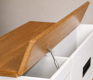 Mueble TV artesanal de castaño y blanco de Ebanistería Luengo