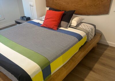 Cama oriental de madera maciza de castaño fabricada de forma artesanal en Gijón, Asturias