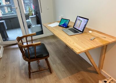 Escritorio artesano abatible plegable de madera maciza con patas y tablero plegables a medida Gijón