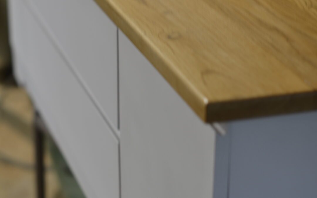 Mueble de TV a medida en Gijón: funcionalidad y estética contemporánea en madera maciza